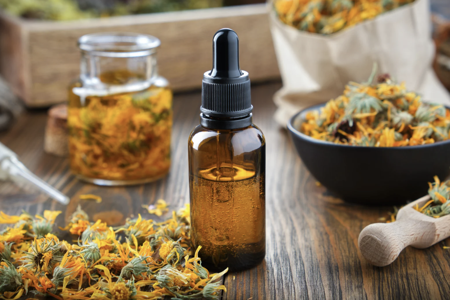 Flacons de fleurs de Bach entourés de fleurs naturelles, symbolisant une approche douce et naturelle du bien-être émotionnel