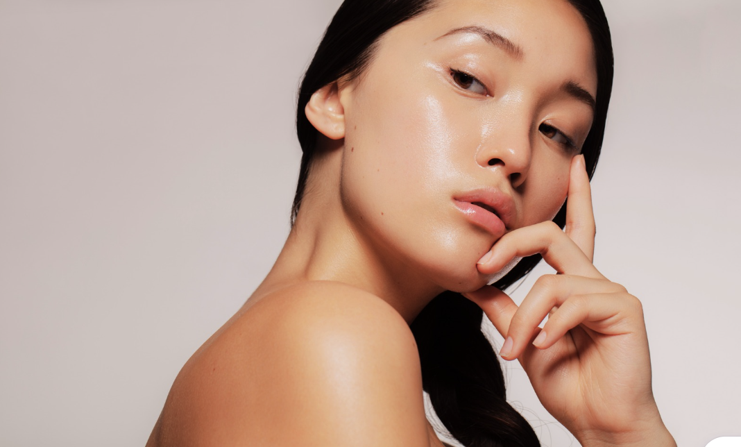 Peau lumineuse et hydratée, reflet de la santé du foie et de la vésicule biliaire dans une approche naturopathique de l'eczéma.